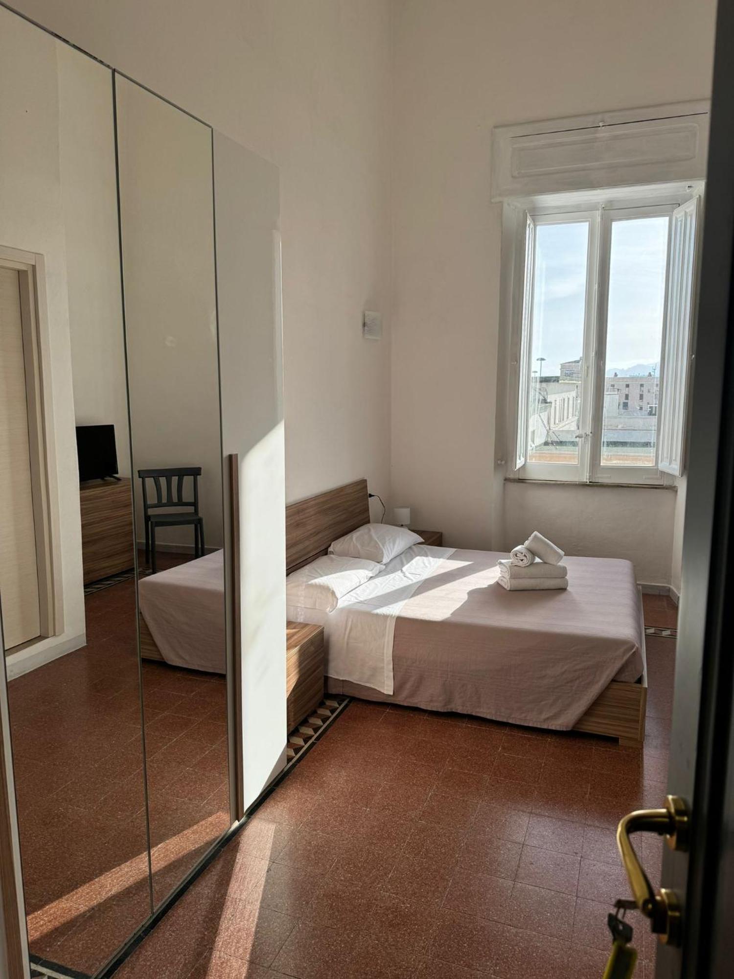 Onlyrooms V - Central & Train Station Cagliari Bagian luar foto
