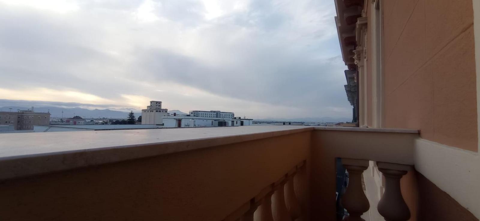Onlyrooms V - Central & Train Station Cagliari Bagian luar foto